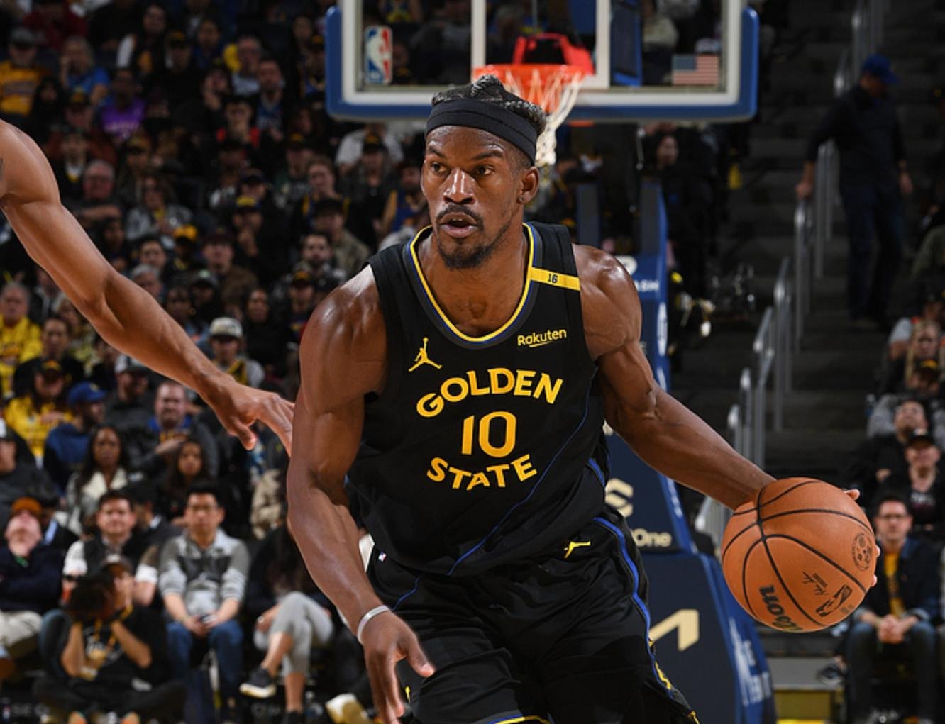 猛龙鏖战凯尔特人B队，萨姆·米切尔统治全场的简单介绍