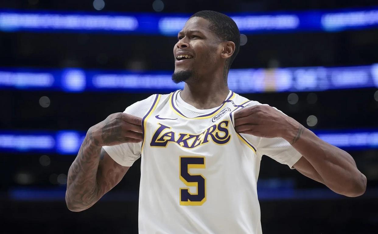 关于威廉姆斯正式签约黄蜂，球队期待他的表现的信息