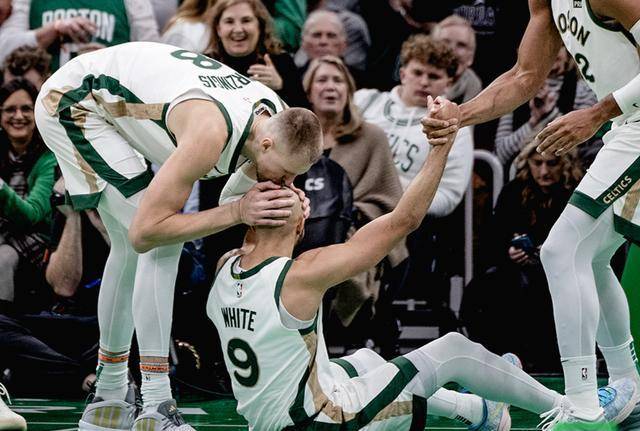 凯尔特人队客场爆冷，逆转击败对手