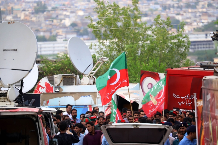 关于巴基斯坦队员在比赛中取得胜利，晋级下一轮的信息