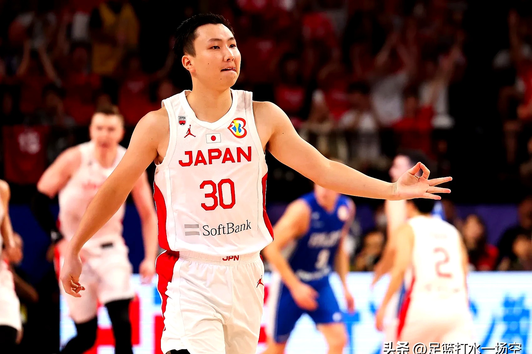 亚洲篮球赛场上球员技术精湛