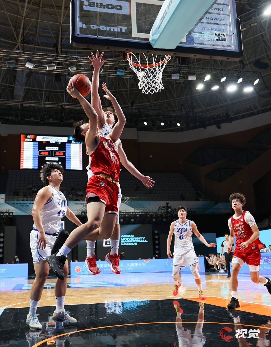 亚洲篮球赛场上球员技术精湛