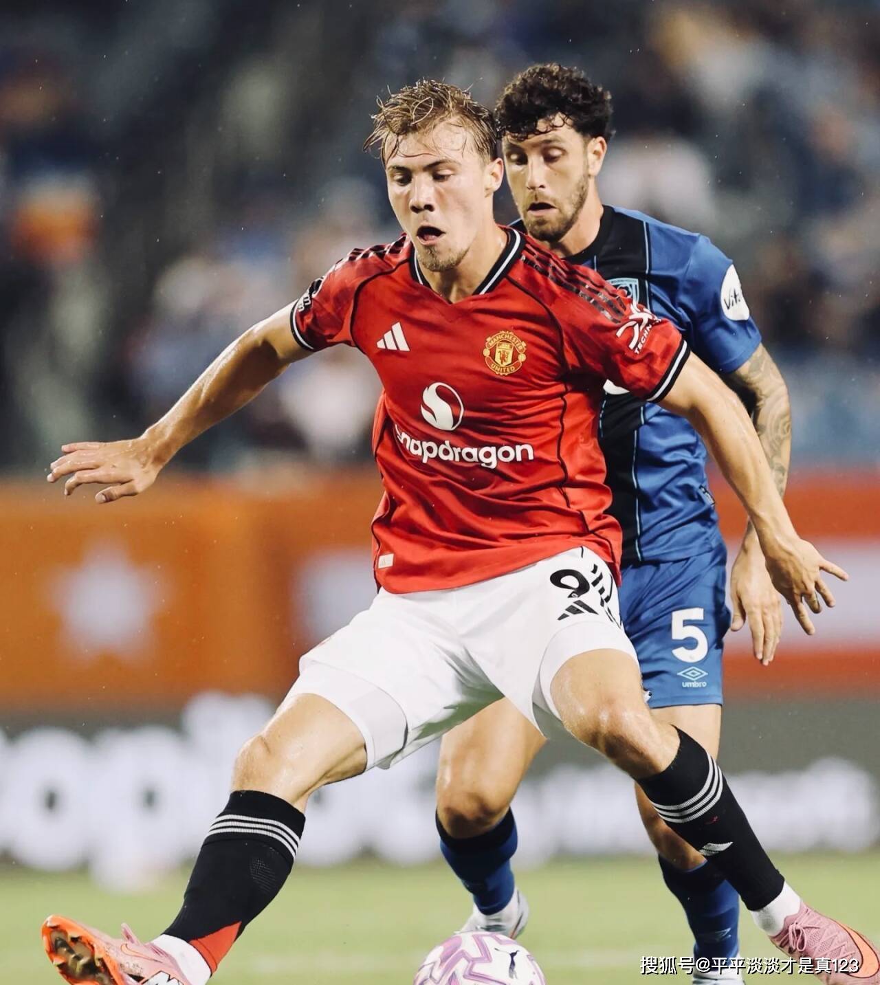 曼联主场完胜伯恩茅斯，球队状态稳定游刃有余的简单介绍