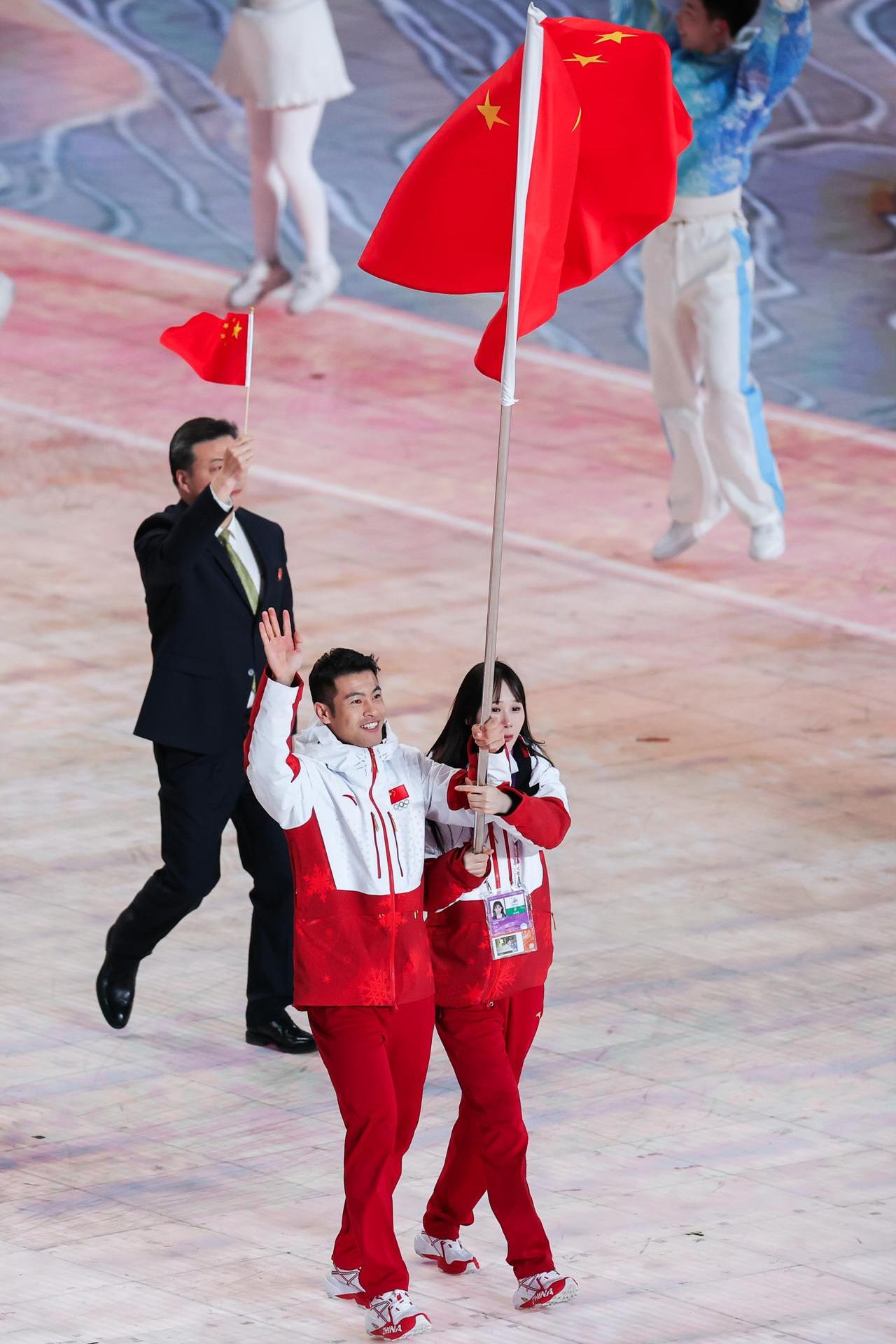 激烈交锋后中国队力压对手，登上领奖台的简单介绍