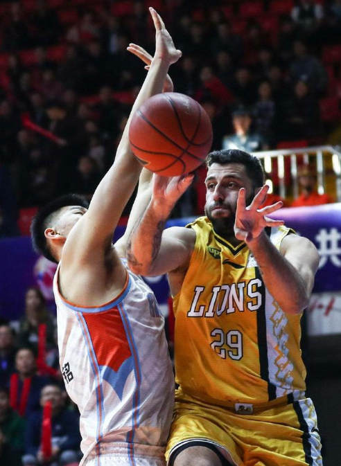 包含新疆男篮惜败广东队，积分榜次席的词条