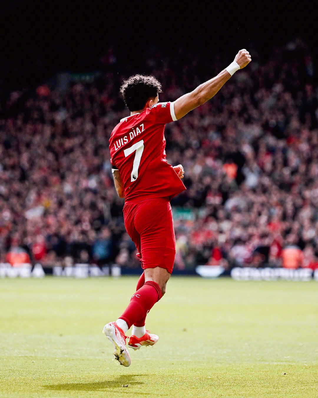 关于利物浦主场轻取对手，保持领跑优势的信息