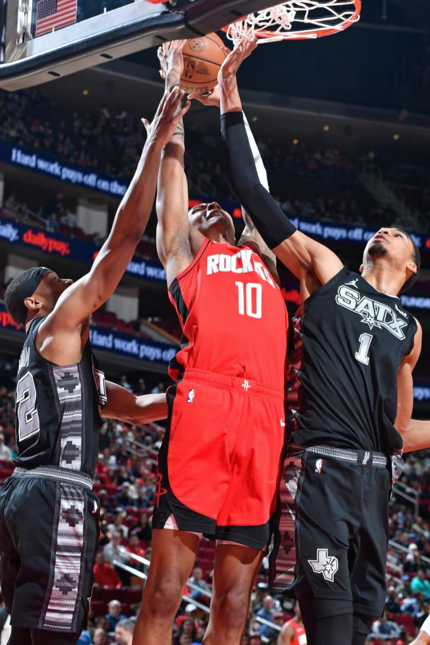 马刺终结连败,客场豪取胜利 马刺终结连败,客场豪取胜利