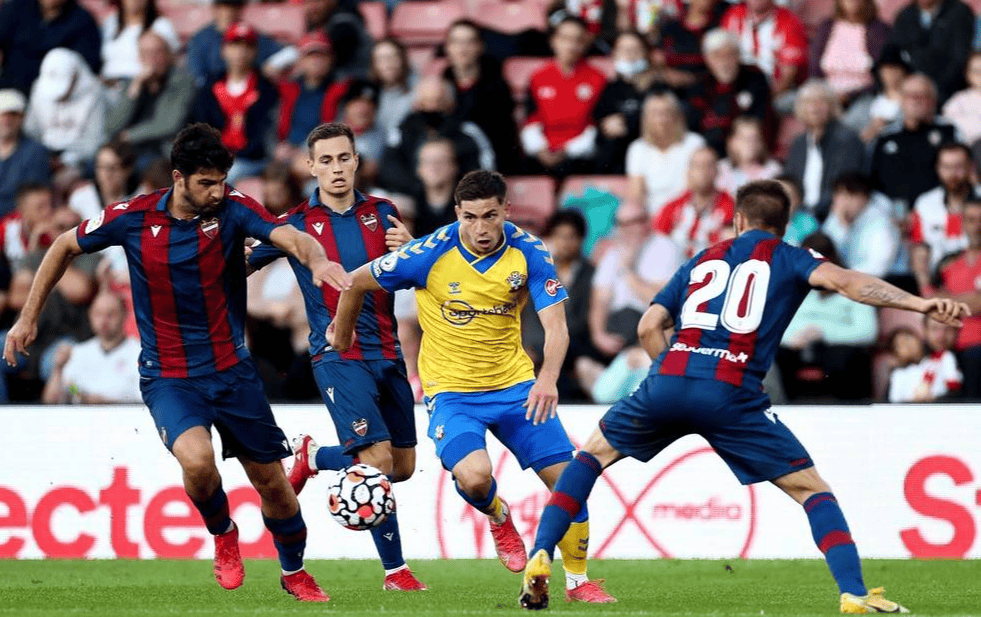 包含比利亚雷亚尔击败强手，晋级下一阶段的词条