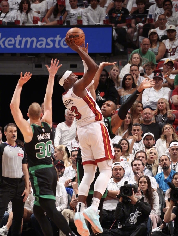 凯尔特人鏖战巴西男篮，费沃斯送出助攻