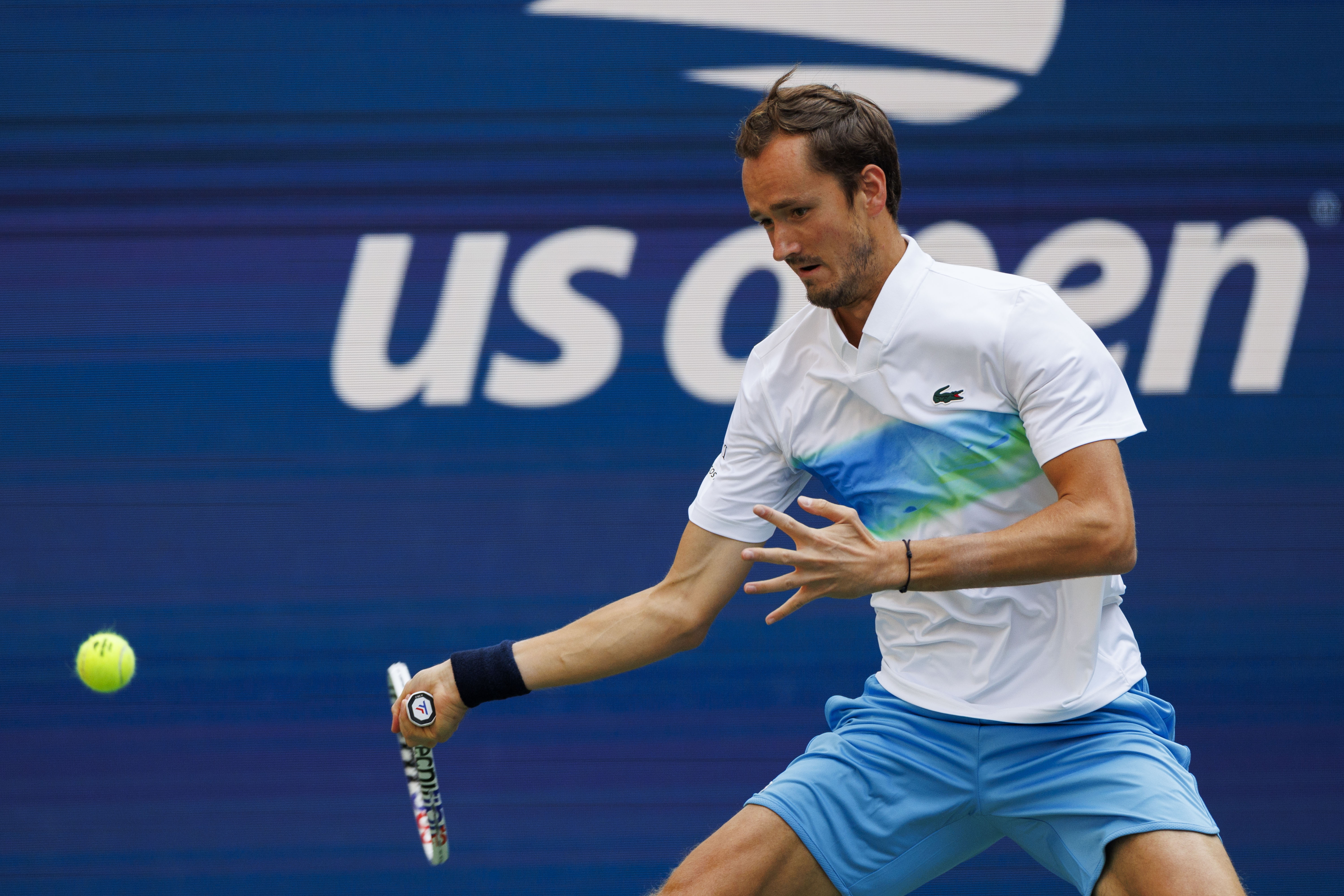 包含德国网球队险胜美国网球队，梅德韦杰夫关键制胜的词条