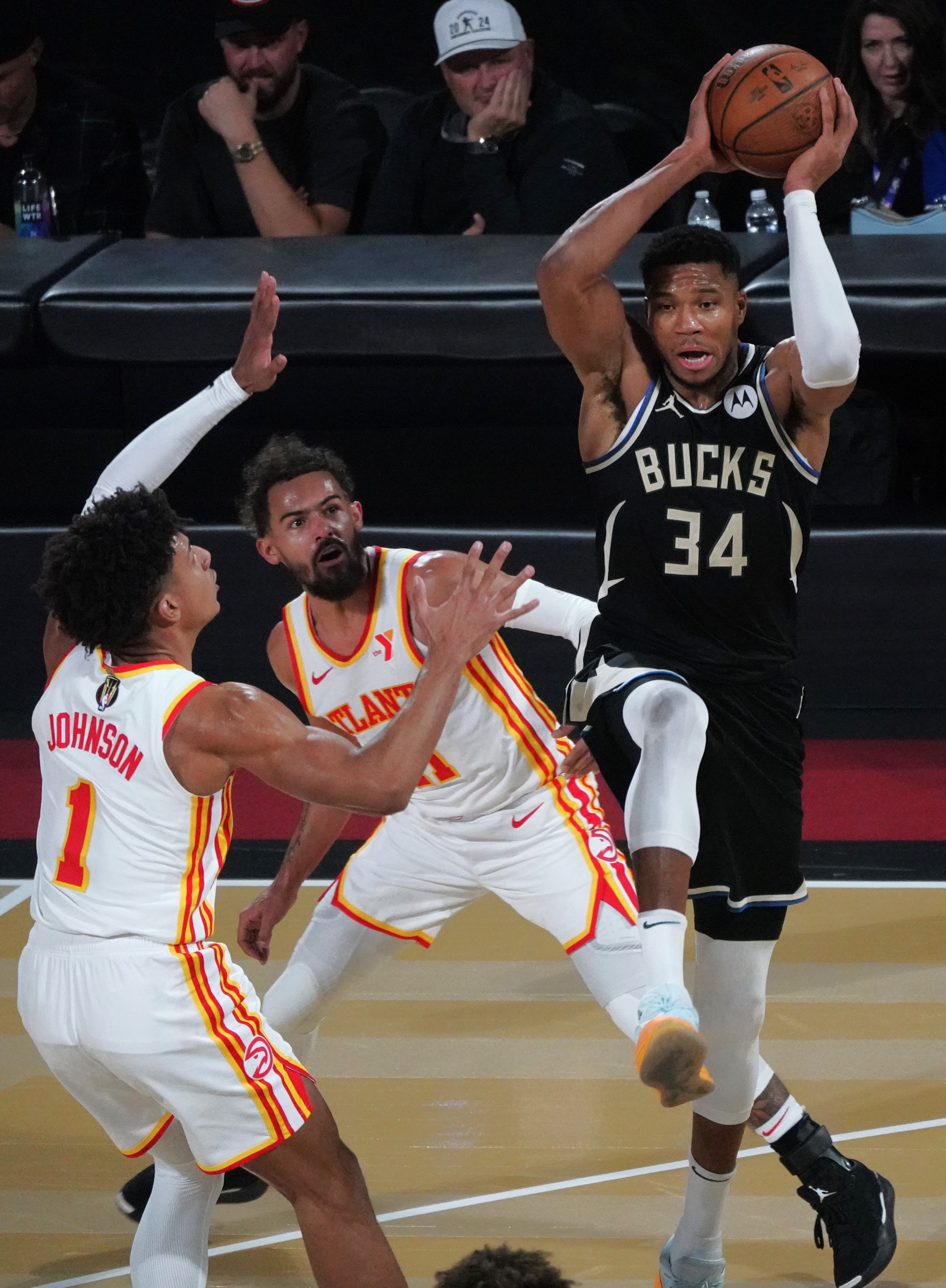 雄鹿遭火箭逆袭，哈登连砍+