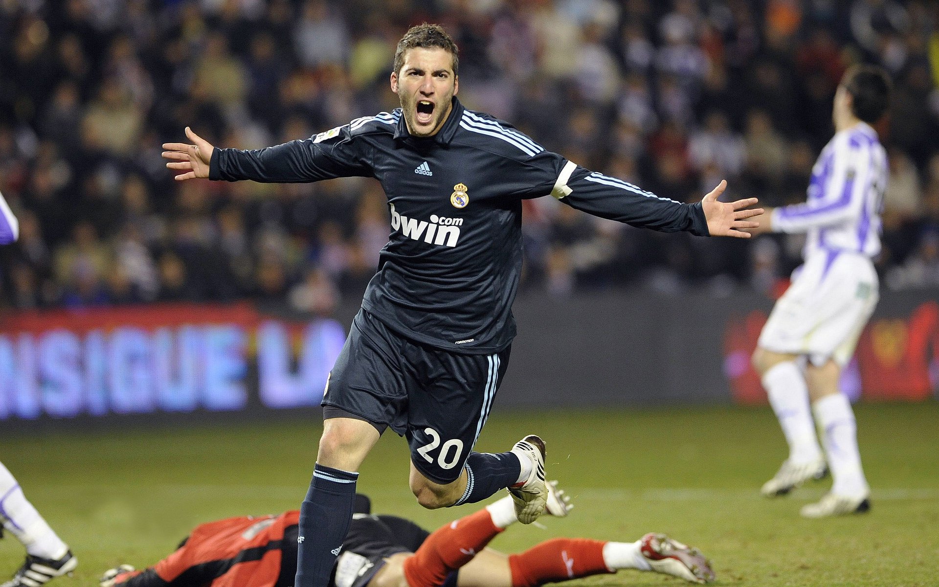 从厄德高统治全场到罗马收割哥伦比亚,足球场上的战术革命与文明隐喻